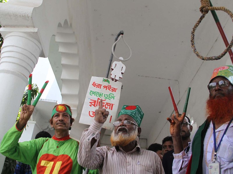 Bangladeshi activists who fought in the 1971 war shout slogans as they celebrate outside The Supreme Court in Dhaka on August 30, 2016, after Mir Quasem Ali lost his final appeal against his death sentence. Photo: AFP